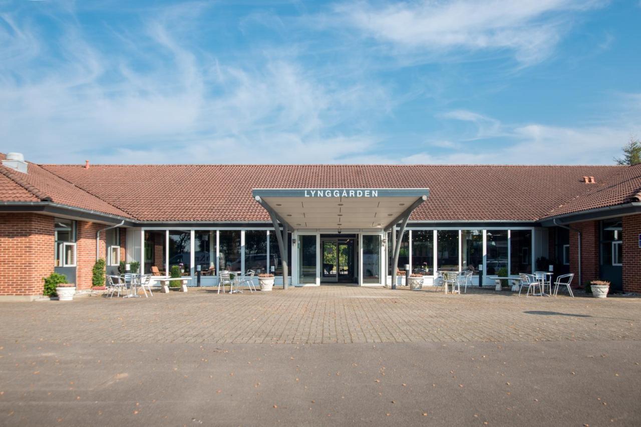 Hotel Lynggaarden Хернинг Экстерьер фото